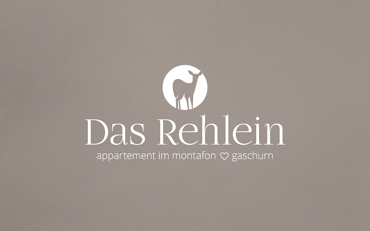 Referenzprojekt des Grafikatelier Montafon als Mockup Logo für Appartement das Rehlein
