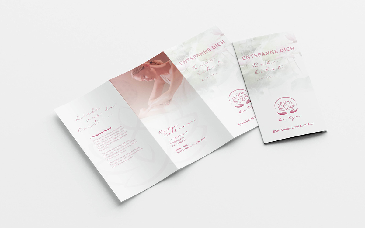 Referenzprojekt des Grafikatelier Montafon als Mockup Imageflyer für Katjas Lomi Lomi