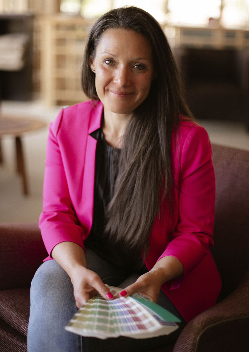 Imagefoto mit Farbfächer und Grafikmotion von Manuela Mauch, Inhaberin der Werbeagentur für Brand Design und Webdesign