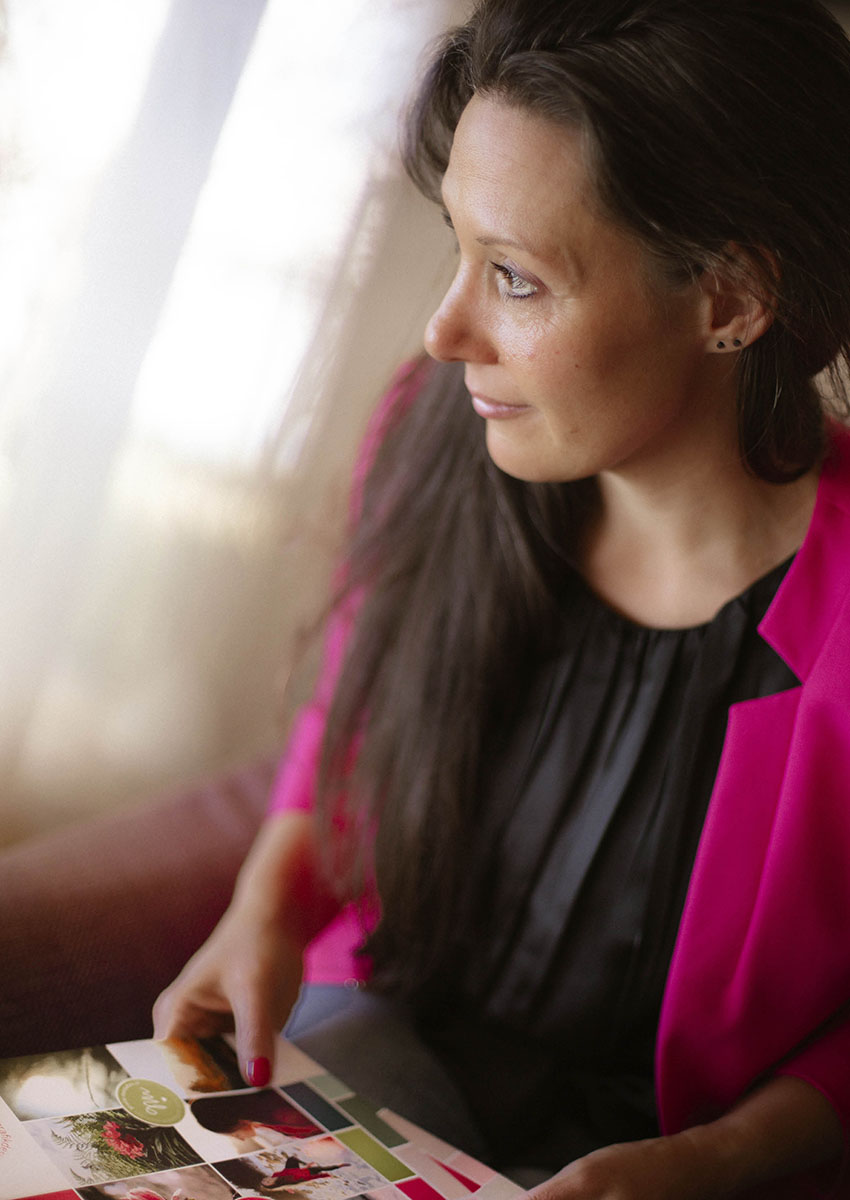 Imagefoto mit Farbfächer und Grafikmotion von Manuela Mauch, Inhaberin der Werbeagentur für Brand Design und Webdesign