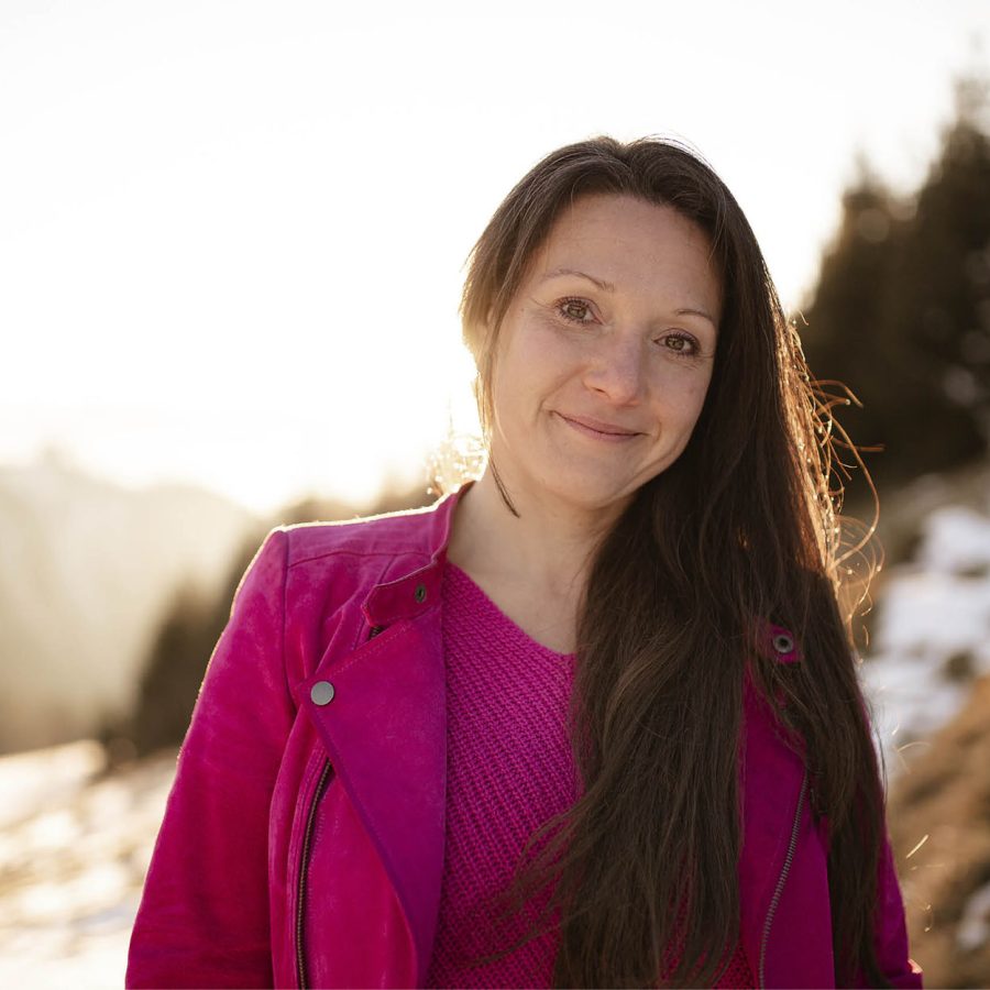 Porträt von Manuela Mauch in der Natur, Inhaberin der Werbeagentur für Brand Design und Webdesign