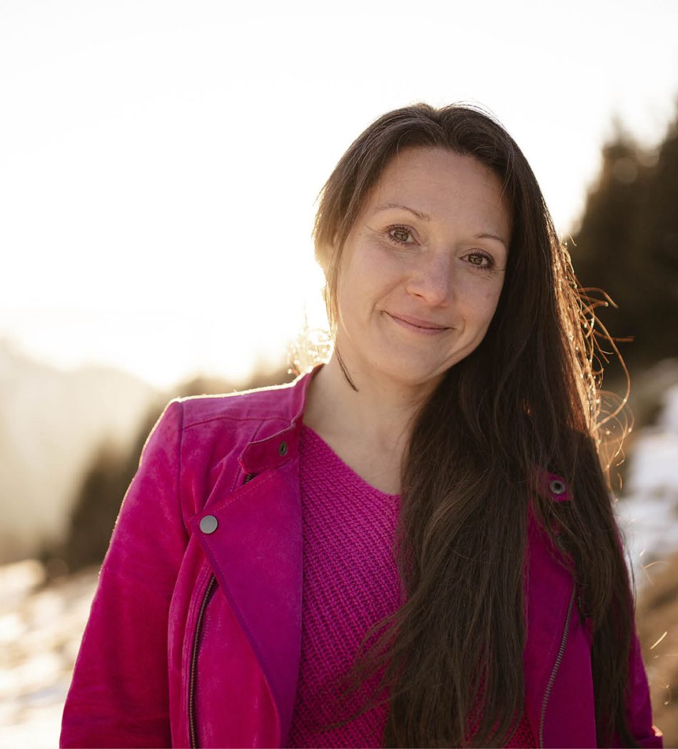 Porträt von Manuela Mauch in der Natur, Inhaberin der Werbeagentur für Brand Design und Webdesign