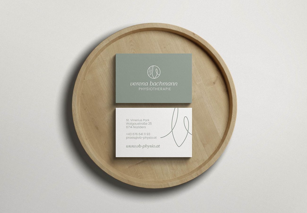 Referenzprojekt des Grafikatelier Montafon als Mockup Visitenkarte für Verena Bachmann Physiotherapie